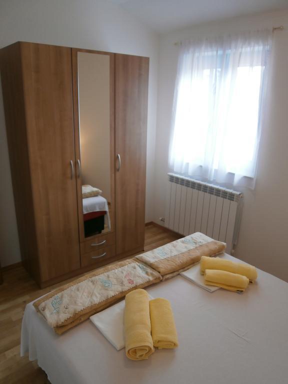 Apartments Crncic Šilo Rum bild