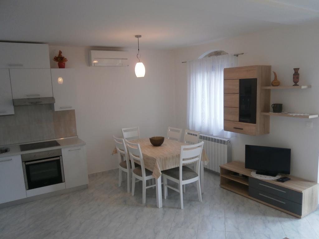 Apartments Crncic Šilo Rum bild