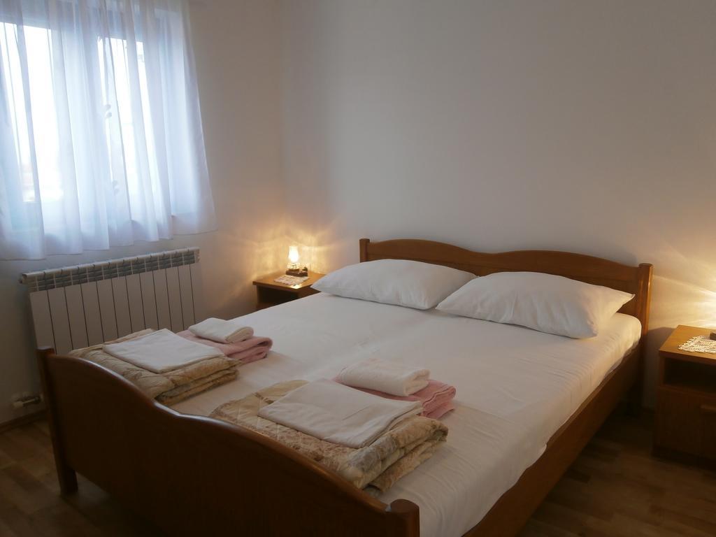 Apartments Crncic Šilo Rum bild